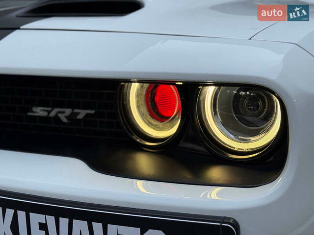 Белый Додж Челенджер, объемом двигателя 5.7 л и пробегом 90 тыс. км за 29900 $, фото 8 на Automoto.ua