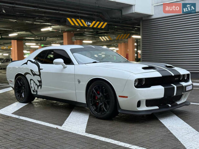 Белый Додж Челенджер, объемом двигателя 5.7 л и пробегом 90 тыс. км за 29900 $, фото 2 на Automoto.ua