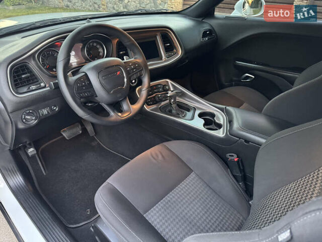 Білий Додж Challenger, об'ємом двигуна 5.65 л та пробігом 84 тис. км за 26500 $, фото 22 на Automoto.ua