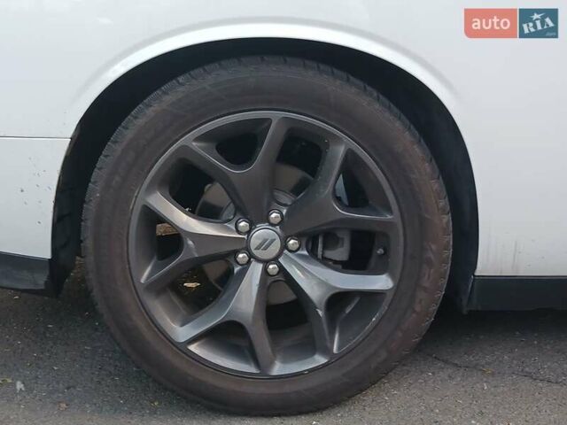 Белый Додж Челенджер, объемом двигателя 5.7 л и пробегом 53 тыс. км за 25190 $, фото 13 на Automoto.ua