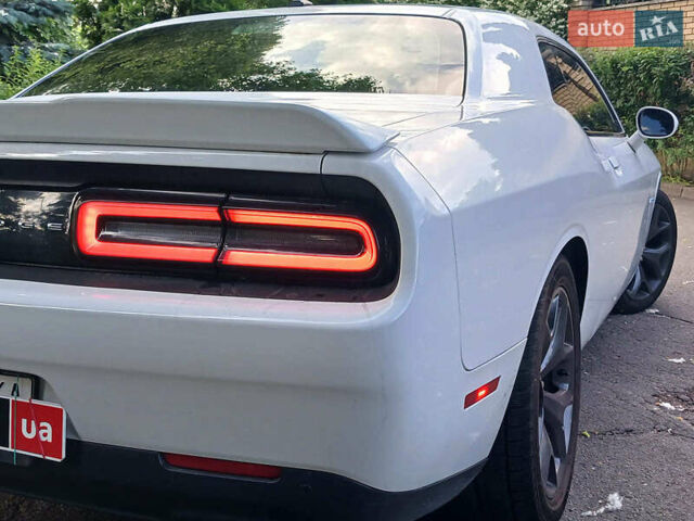 Белый Додж Челенджер, объемом двигателя 5.7 л и пробегом 53 тыс. км за 25190 $, фото 14 на Automoto.ua
