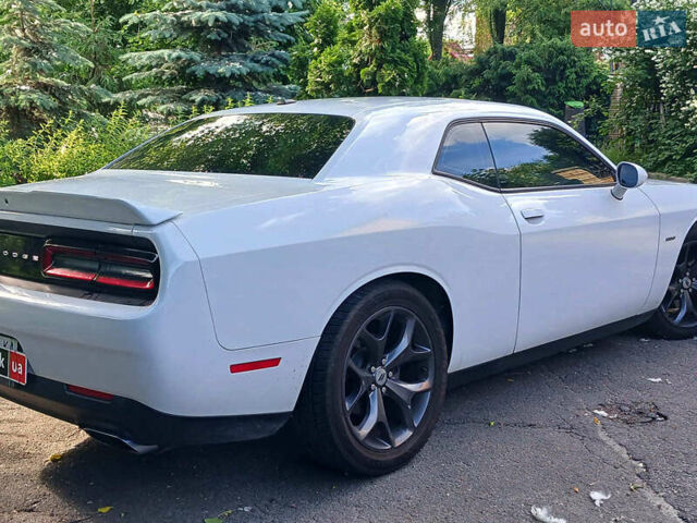Белый Додж Челенджер, объемом двигателя 5.7 л и пробегом 53 тыс. км за 25190 $, фото 3 на Automoto.ua