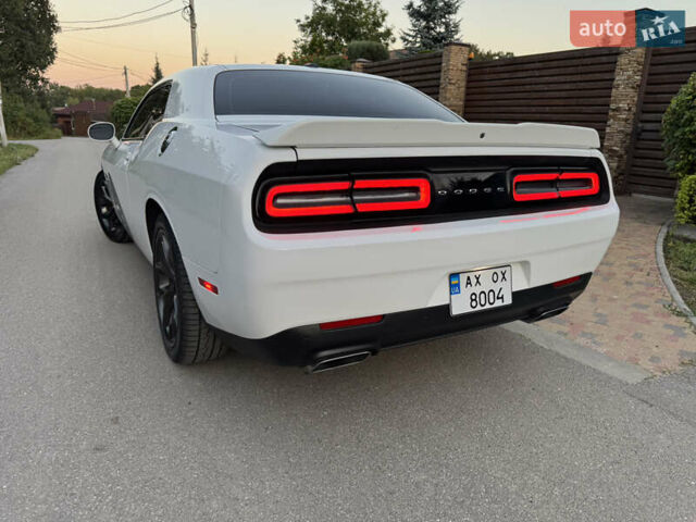 Білий Додж Challenger, об'ємом двигуна 5.65 л та пробігом 84 тис. км за 26500 $, фото 19 на Automoto.ua