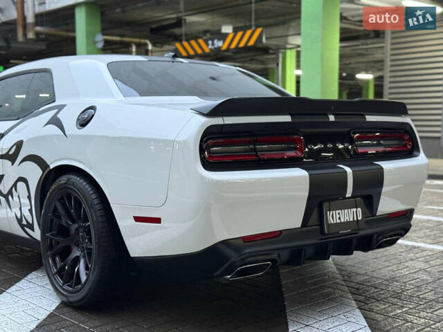 Белый Додж Челенджер, объемом двигателя 5.7 л и пробегом 90 тыс. км за 29900 $, фото 7 на Automoto.ua