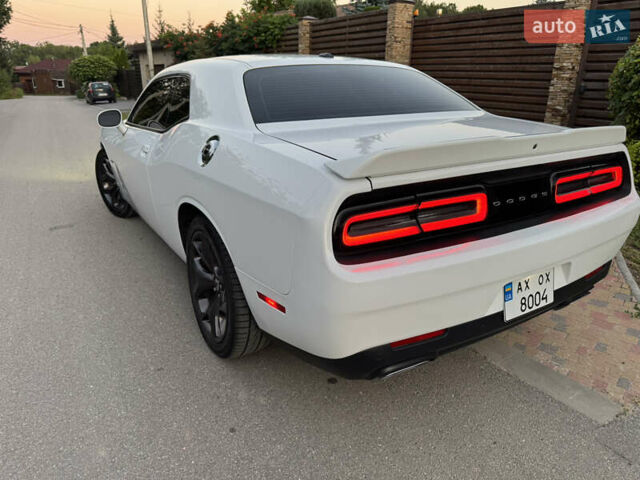Білий Додж Challenger, об'ємом двигуна 5.65 л та пробігом 84 тис. км за 26500 $, фото 38 на Automoto.ua