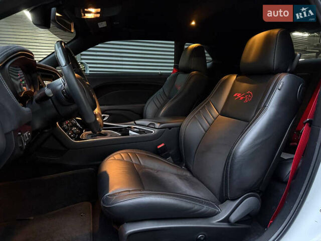 Белый Додж Челенджер, объемом двигателя 5.7 л и пробегом 90 тыс. км за 29900 $, фото 22 на Automoto.ua