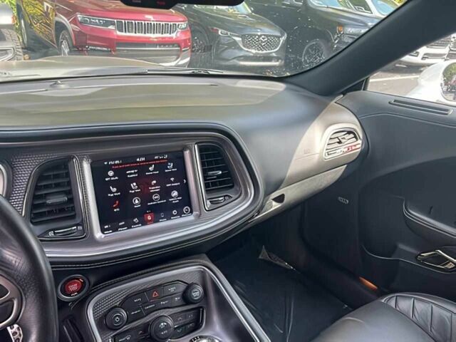 Белый Додж Челенджер, объемом двигателя 6.2 л и пробегом 35 тыс. км за 30000 $, фото 6 на Automoto.ua