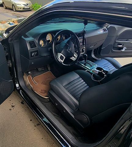 Чорний Додж Challenger, об'ємом двигуна 3.6 л та пробігом 310 тис. км за 14999 $, фото 6 на Automoto.ua