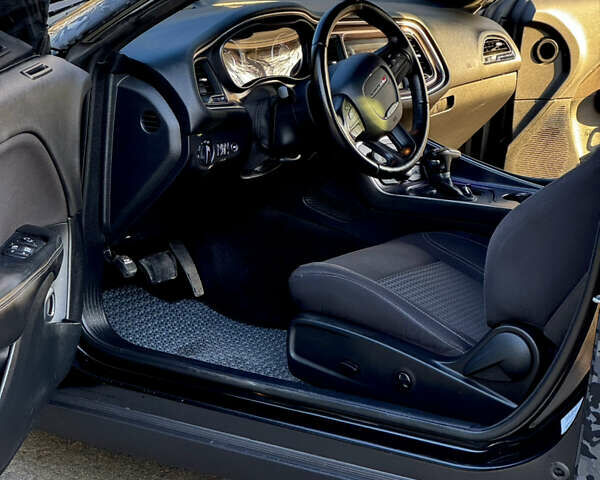 Черный Додж Челенджер, объемом двигателя 3.6 л и пробегом 210 тыс. км за 16500 $, фото 11 на Automoto.ua