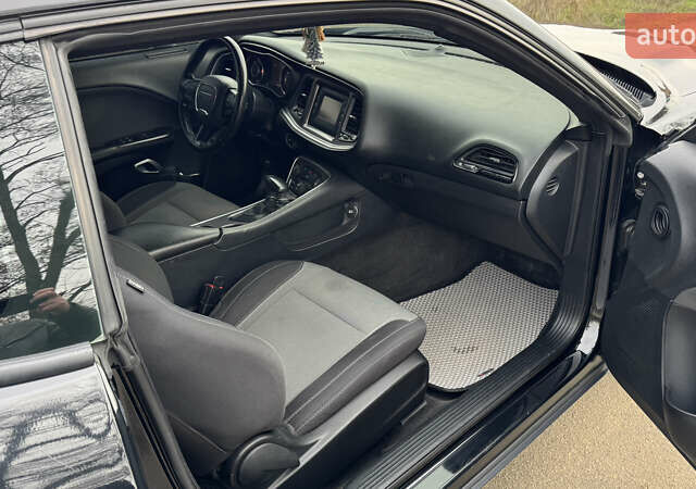 Черный Додж Челенджер, объемом двигателя 3.6 л и пробегом 153 тыс. км за 17000 $, фото 14 на Automoto.ua