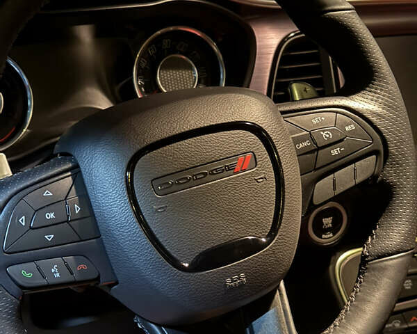 Черный Додж Челенджер, объемом двигателя 5.65 л и пробегом 72 тыс. км за 35000 $, фото 12 на Automoto.ua