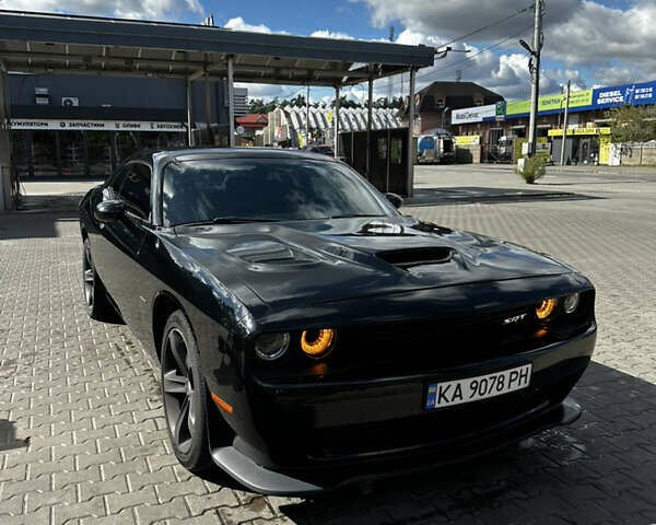 Черный Додж Челенджер, объемом двигателя 5.65 л и пробегом 180 тыс. км за 21500 $, фото 5 на Automoto.ua