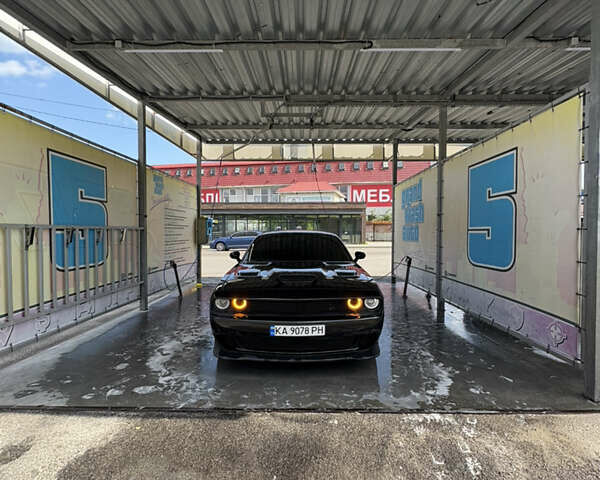 Черный Додж Челенджер, объемом двигателя 5.65 л и пробегом 180 тыс. км за 21500 $, фото 1 на Automoto.ua