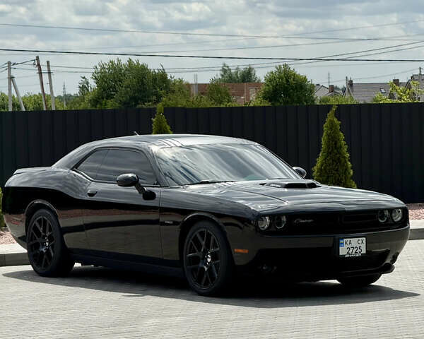 Черный Додж Челенджер, объемом двигателя 5.65 л и пробегом 72 тыс. км за 35000 $, фото 5 на Automoto.ua