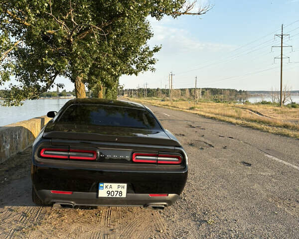 Черный Додж Челенджер, объемом двигателя 5.65 л и пробегом 180 тыс. км за 21500 $, фото 4 на Automoto.ua