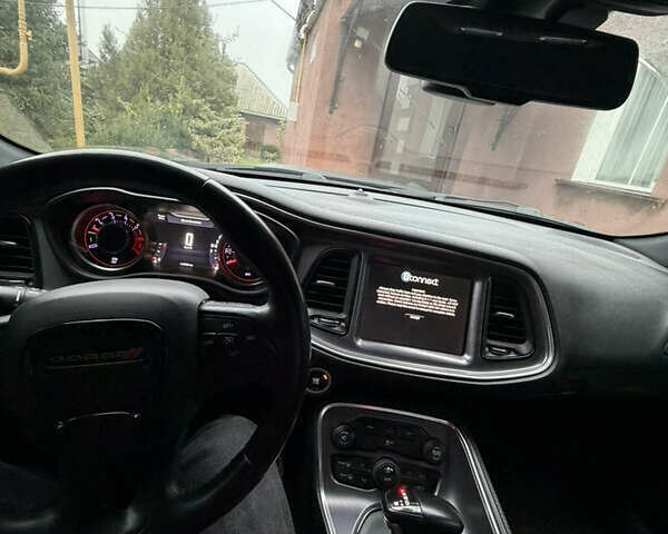 Черный Додж Челенджер, объемом двигателя 5.65 л и пробегом 180 тыс. км за 21500 $, фото 12 на Automoto.ua