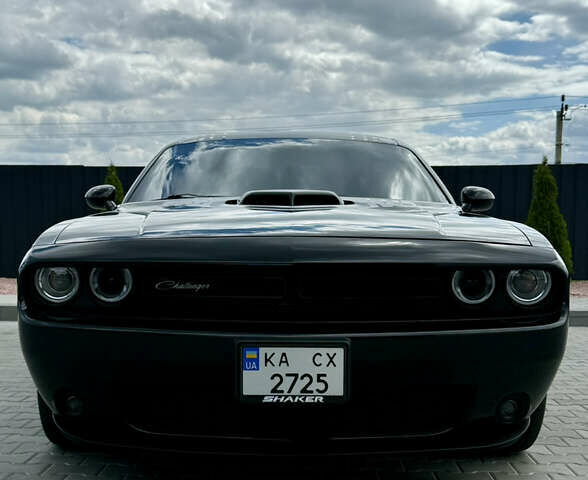 Черный Додж Челенджер, объемом двигателя 5.65 л и пробегом 72 тыс. км за 35000 $, фото 7 на Automoto.ua