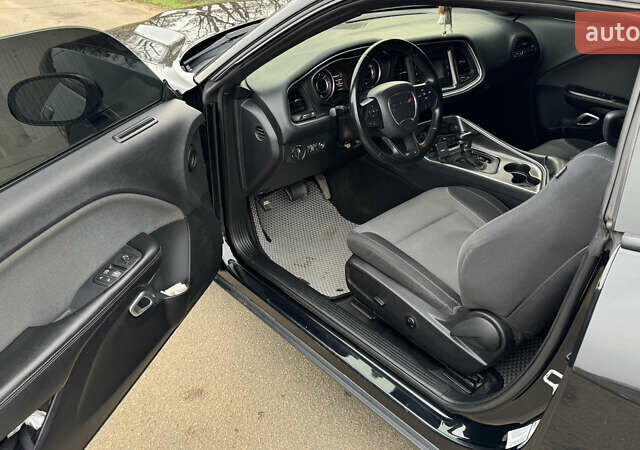 Черный Додж Челенджер, объемом двигателя 3.6 л и пробегом 153 тыс. км за 17000 $, фото 13 на Automoto.ua