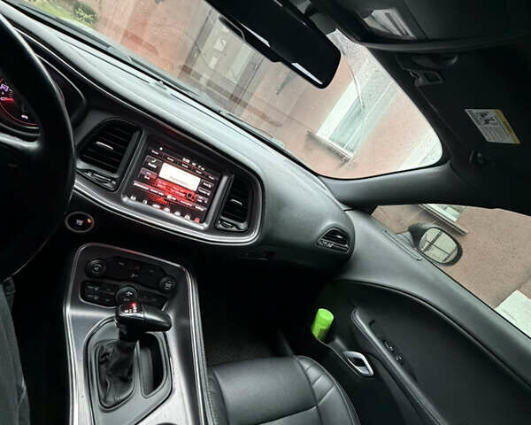 Черный Додж Челенджер, объемом двигателя 5.65 л и пробегом 180 тыс. км за 21500 $, фото 13 на Automoto.ua