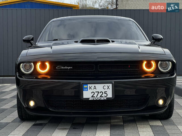 Черный Додж Челенджер, объемом двигателя 5.65 л и пробегом 72 тыс. км за 35000 $, фото 10 на Automoto.ua