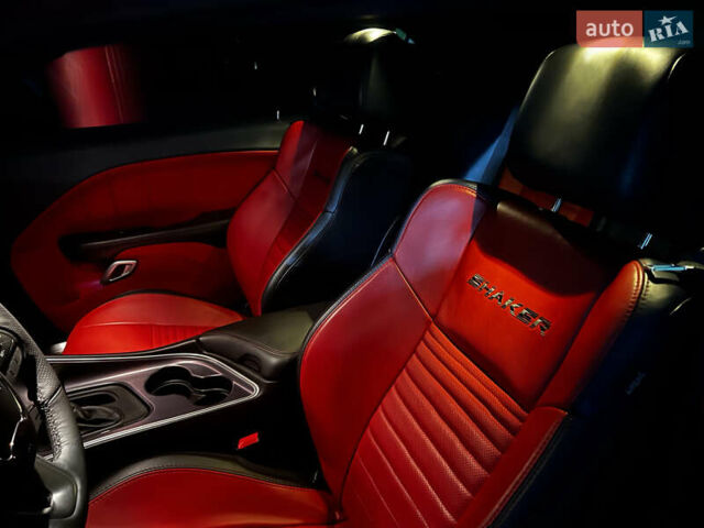 Черный Додж Челенджер, объемом двигателя 5.65 л и пробегом 72 тыс. км за 35000 $, фото 15 на Automoto.ua