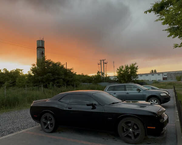 Черный Додж Челенджер, объемом двигателя 5.65 л и пробегом 180 тыс. км за 21500 $, фото 2 на Automoto.ua