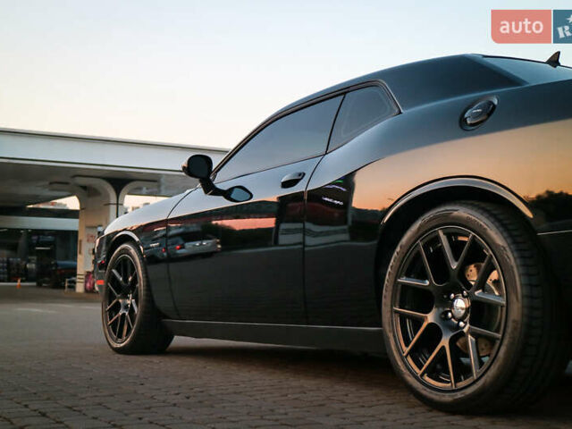 Черный Додж Челенджер, объемом двигателя 5.65 л и пробегом 72 тыс. км за 35000 $, фото 3 на Automoto.ua