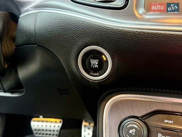 Черный Додж Челенджер, объемом двигателя 5.65 л и пробегом 132 тыс. км за 25500 $, фото 40 на Automoto.ua