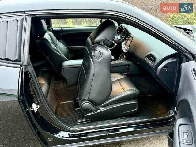 Черный Додж Челенджер, объемом двигателя 5.65 л и пробегом 132 тыс. км за 25500 $, фото 34 на Automoto.ua