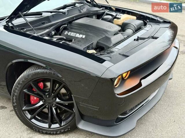 Черный Додж Челенджер, объемом двигателя 5.65 л и пробегом 132 тыс. км за 25500 $, фото 22 на Automoto.ua