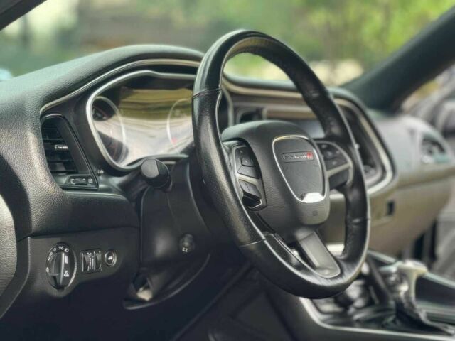 Черный Додж Челенджер, объемом двигателя 6.4 л и пробегом 75 тыс. км за 9300 $, фото 9 на Automoto.ua