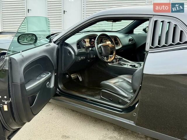 Черный Додж Челенджер, объемом двигателя 5.65 л и пробегом 132 тыс. км за 25500 $, фото 28 на Automoto.ua