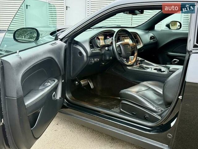 Черный Додж Челенджер, объемом двигателя 5.65 л и пробегом 132 тыс. км за 25500 $, фото 29 на Automoto.ua