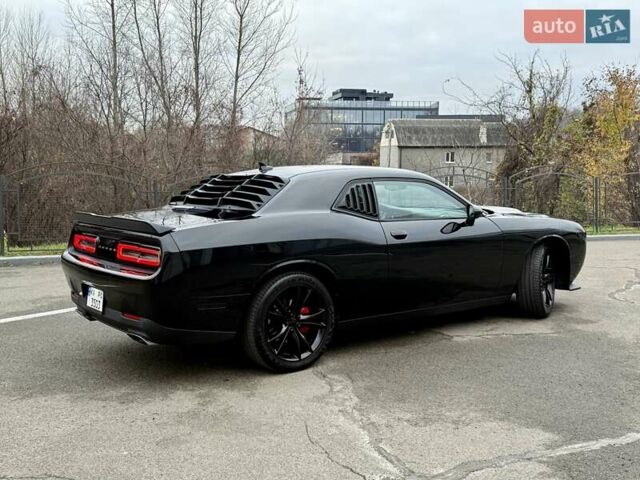 Черный Додж Челенджер, объемом двигателя 5.65 л и пробегом 132 тыс. км за 25500 $, фото 5 на Automoto.ua