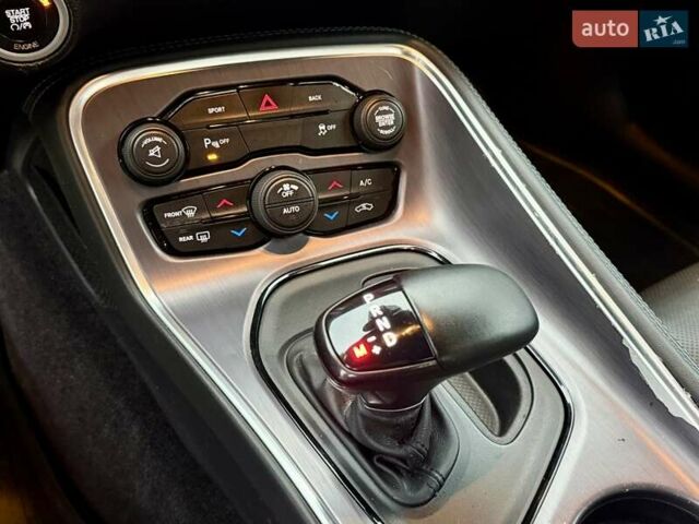 Черный Додж Челенджер, объемом двигателя 5.65 л и пробегом 132 тыс. км за 25500 $, фото 39 на Automoto.ua