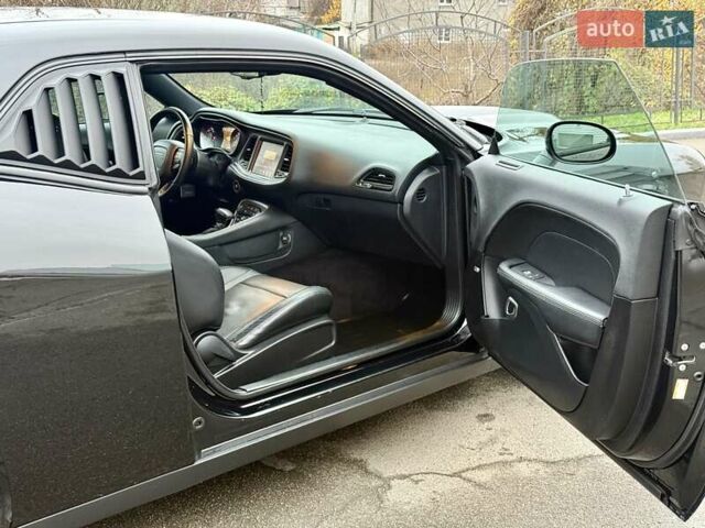 Черный Додж Челенджер, объемом двигателя 5.65 л и пробегом 132 тыс. км за 25500 $, фото 24 на Automoto.ua