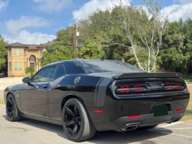 Черный Додж Челенджер, объемом двигателя 6.4 л и пробегом 75 тыс. км за 9300 $, фото 5 на Automoto.ua