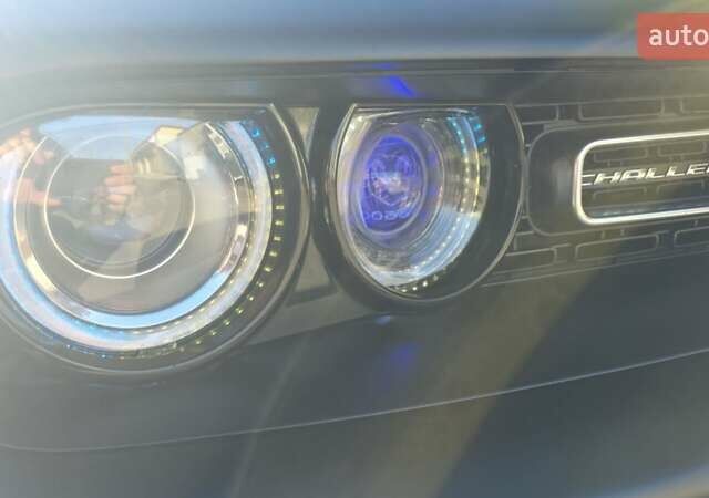 Черный Додж Челенджер, объемом двигателя 5.65 л и пробегом 139 тыс. км за 27000 $, фото 8 на Automoto.ua