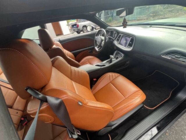 Черный Додж Челенджер, объемом двигателя 6.2 л и пробегом 55 тыс. км за 13670 $, фото 6 на Automoto.ua