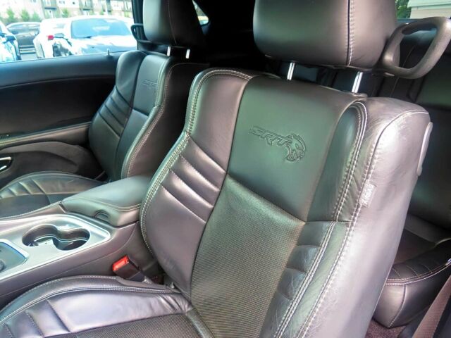 Черный Додж Челенджер, объемом двигателя 6.2 л и пробегом 52 тыс. км за 32000 $, фото 6 на Automoto.ua