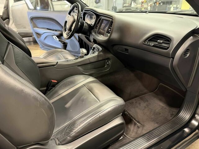 Черный Додж Челенджер, объемом двигателя 3.6 л и пробегом 62 тыс. км за 10300 $, фото 10 на Automoto.ua