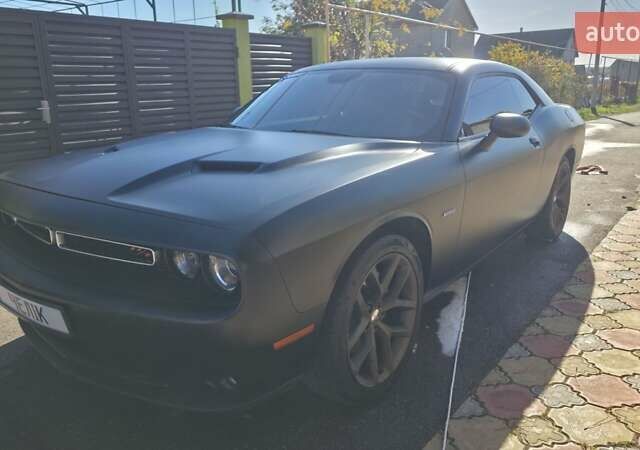 Черный Додж Челенджер, объемом двигателя 5.65 л и пробегом 139 тыс. км за 27000 $, фото 1 на Automoto.ua