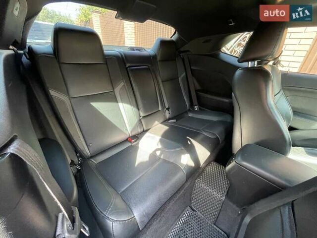 Черный Додж Челенджер, объемом двигателя 3.6 л и пробегом 145 тыс. км за 18900 $, фото 7 на Automoto.ua