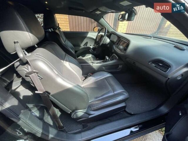 Черный Додж Челенджер, объемом двигателя 3.6 л и пробегом 145 тыс. км за 18900 $, фото 6 на Automoto.ua