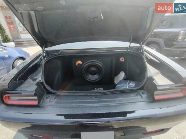 Черный Додж Челенджер, объемом двигателя 5.65 л и пробегом 141 тыс. км за 26300 $, фото 2 на Automoto.ua