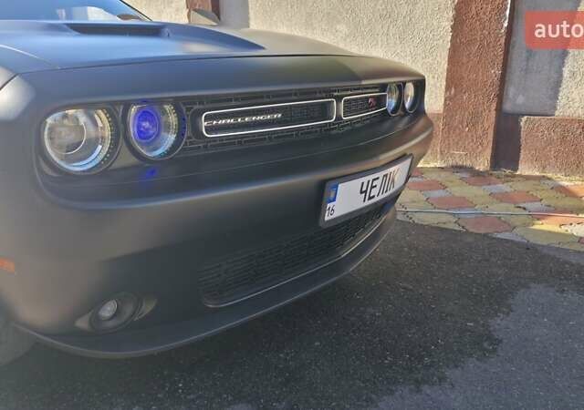 Черный Додж Челенджер, объемом двигателя 5.65 л и пробегом 139 тыс. км за 27000 $, фото 5 на Automoto.ua