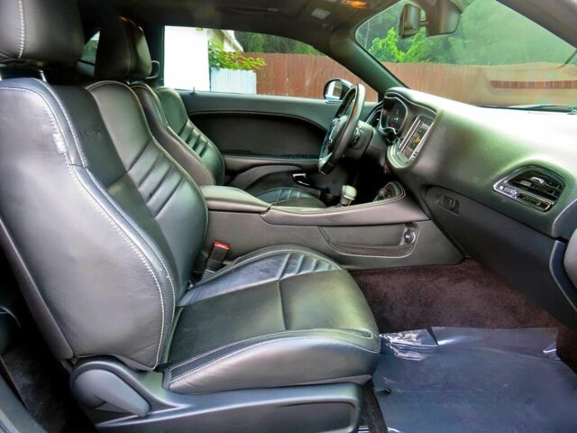 Черный Додж Челенджер, объемом двигателя 6.2 л и пробегом 52 тыс. км за 32000 $, фото 10 на Automoto.ua