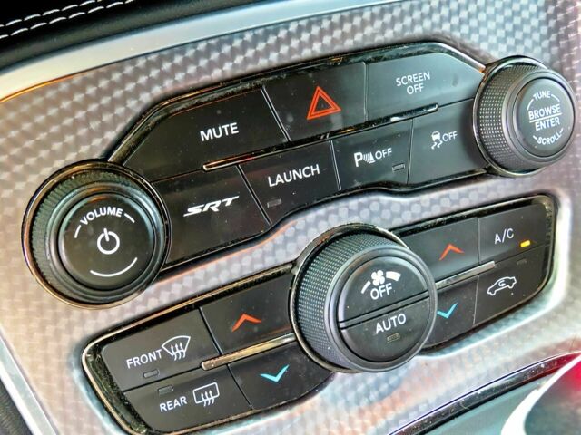 Черный Додж Челенджер, объемом двигателя 6.2 л и пробегом 52 тыс. км за 32000 $, фото 8 на Automoto.ua