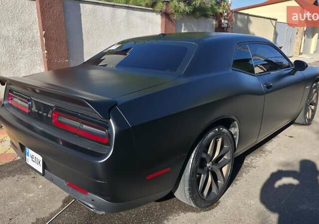 Черный Додж Челенджер, объемом двигателя 5.65 л и пробегом 139 тыс. км за 27000 $, фото 7 на Automoto.ua