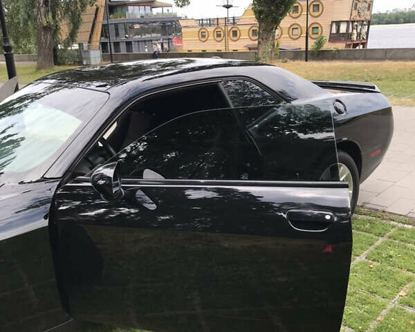 Черный Додж Челенджер, объемом двигателя 3.6 л и пробегом 124 тыс. км за 19500 $, фото 5 на Automoto.ua